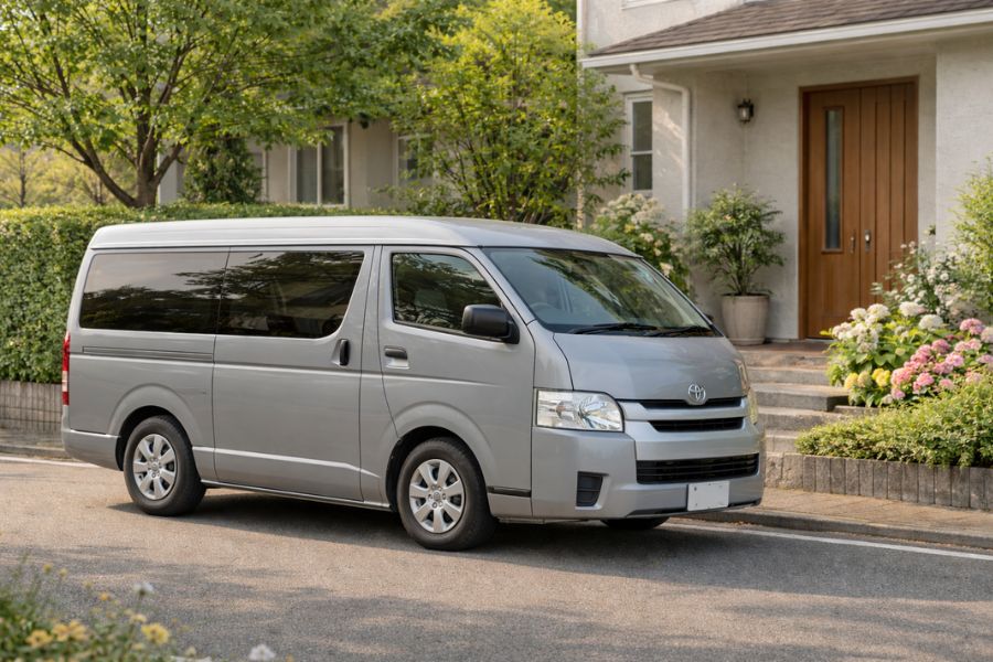 住宅街に静かに停まった訪問ペット火葬の白い専用車